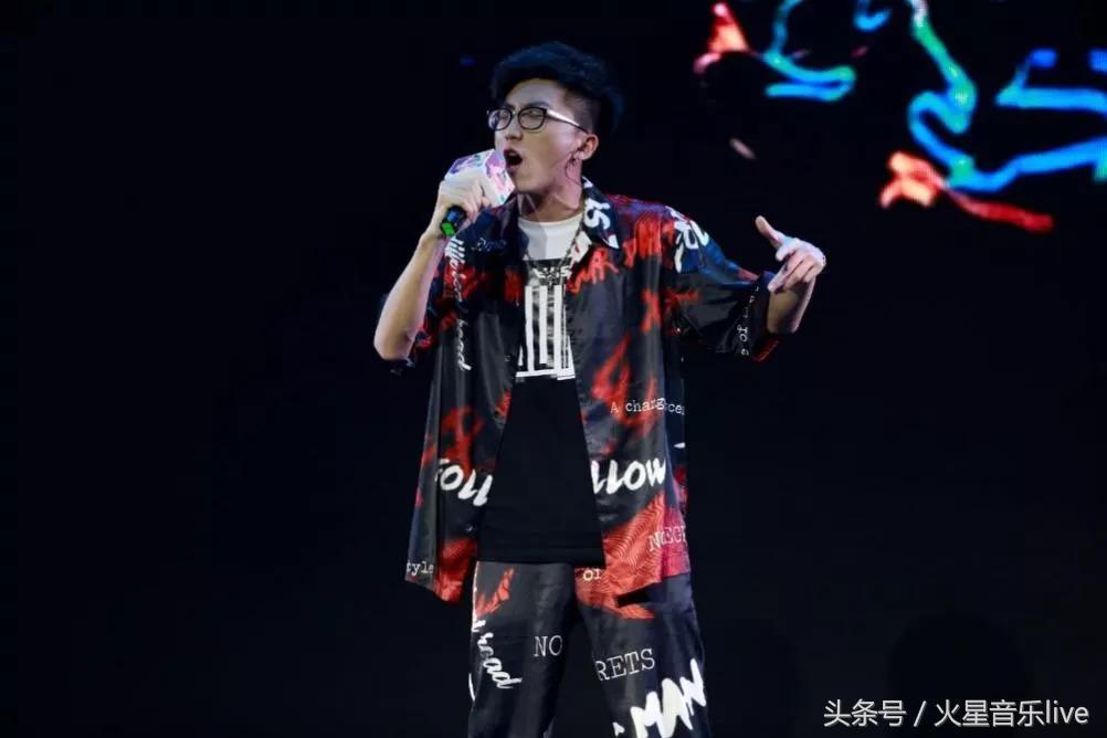 火星直播最新版，小巷星辰璀璨直播小店探秘